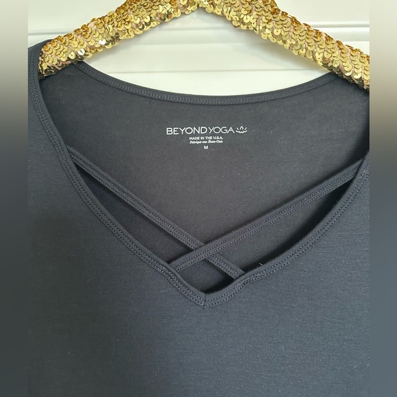 Beyond Yoga Black Featherweight V Neck Pullover NWT - Picture 2 of 5